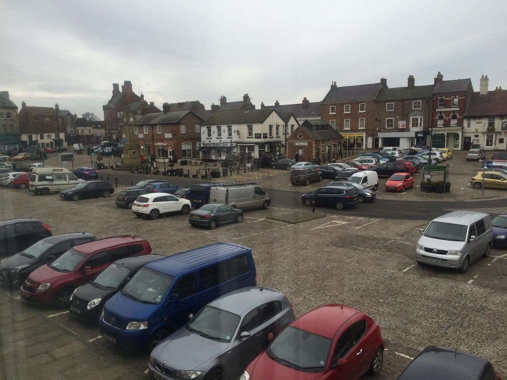The Three Tuns Hotel Wetherspoon Thirsk Exterior foto
